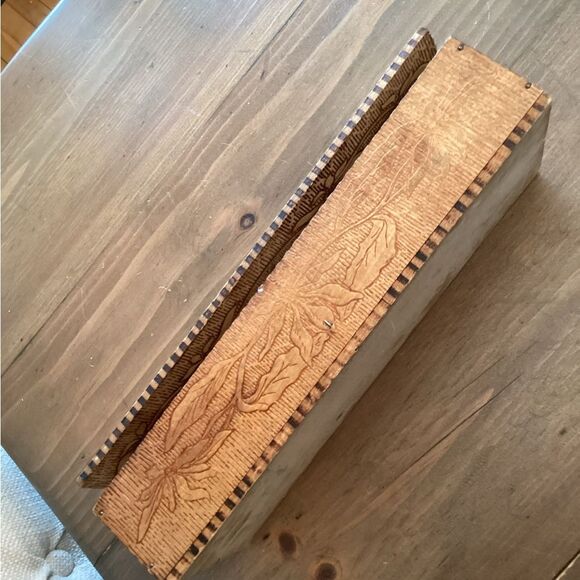 VINTAGE WOOD PYROGRAPHY HANDMADE HINGED GLOVE BOX - Picture 5 of 8